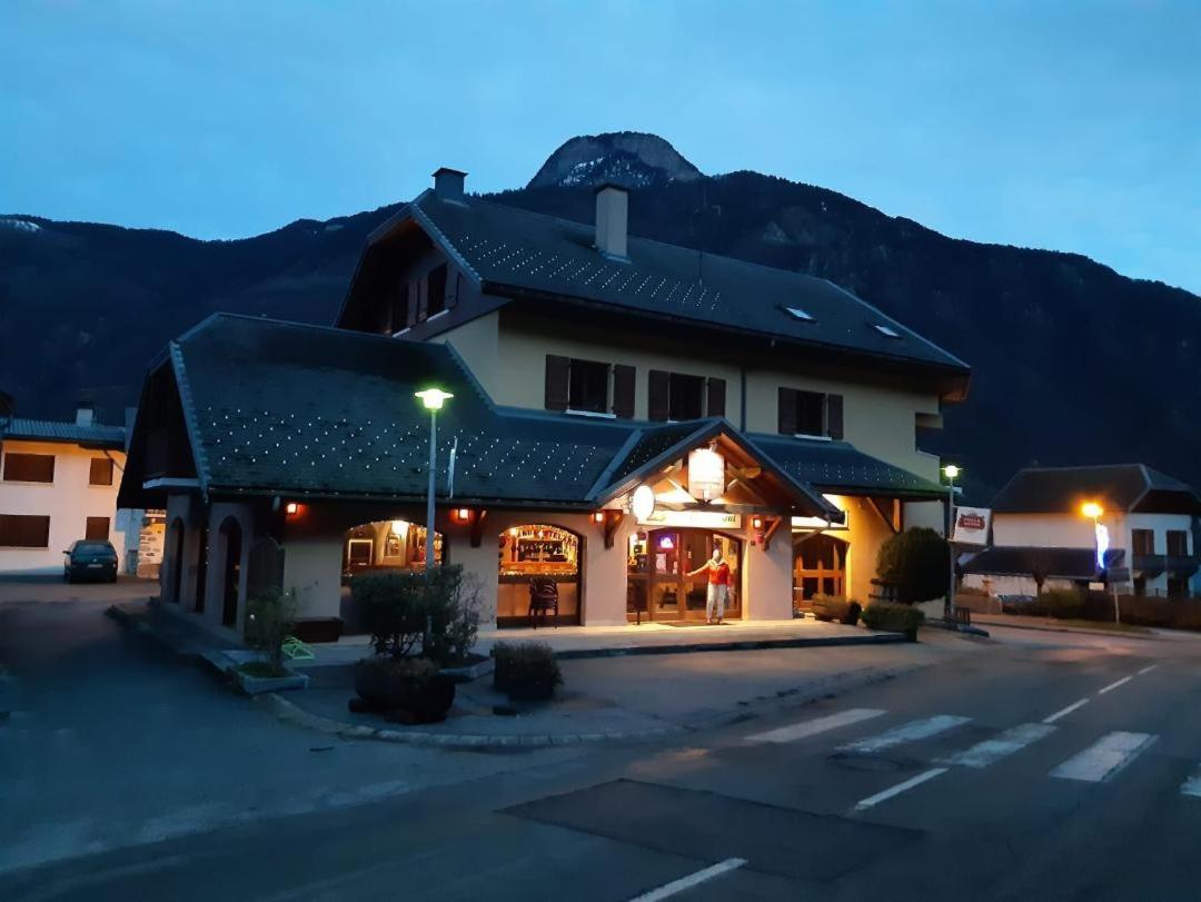 Le Grand Chatelard Hotel Bar Restaurant Sainte-Marie-de-Cuines エクステリア 写真